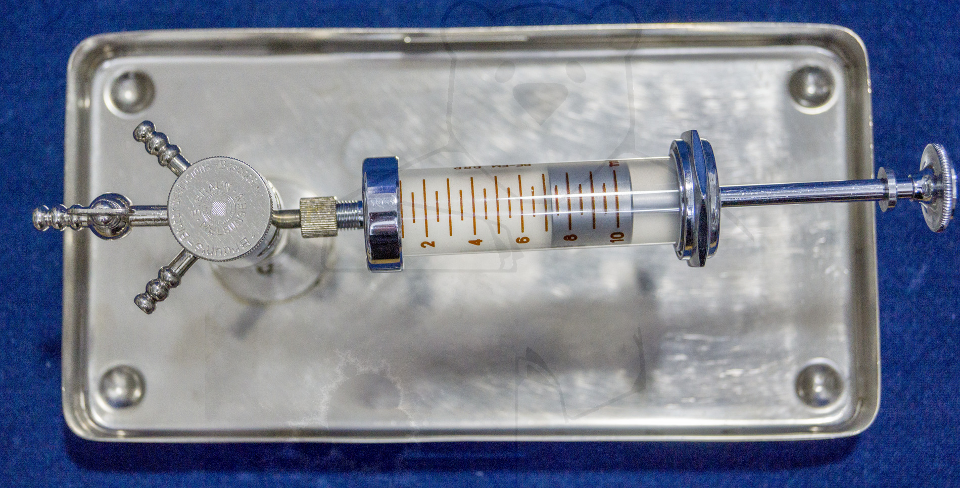 Set zur direkten Bluttransfusion, ca. 1940, Aufgesetzte Transferspritze mit Drei-Wege-Verteiler, Mittelposition, zum füllen des Systems mit citriertem NaCl